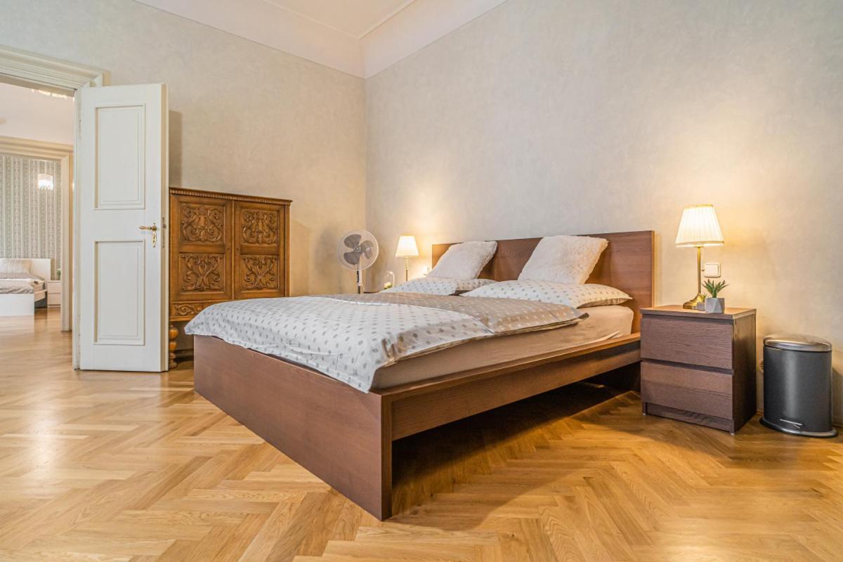 Apartmán Bright & Spacious At Mala Strana, Charles Bridge 3 Min Of Walk Praha Exteriér fotografie