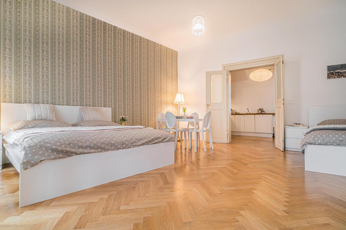 Apartmán Bright & Spacious At Mala Strana, Charles Bridge 3 Min Of Walk Praha Exteriér fotografie
