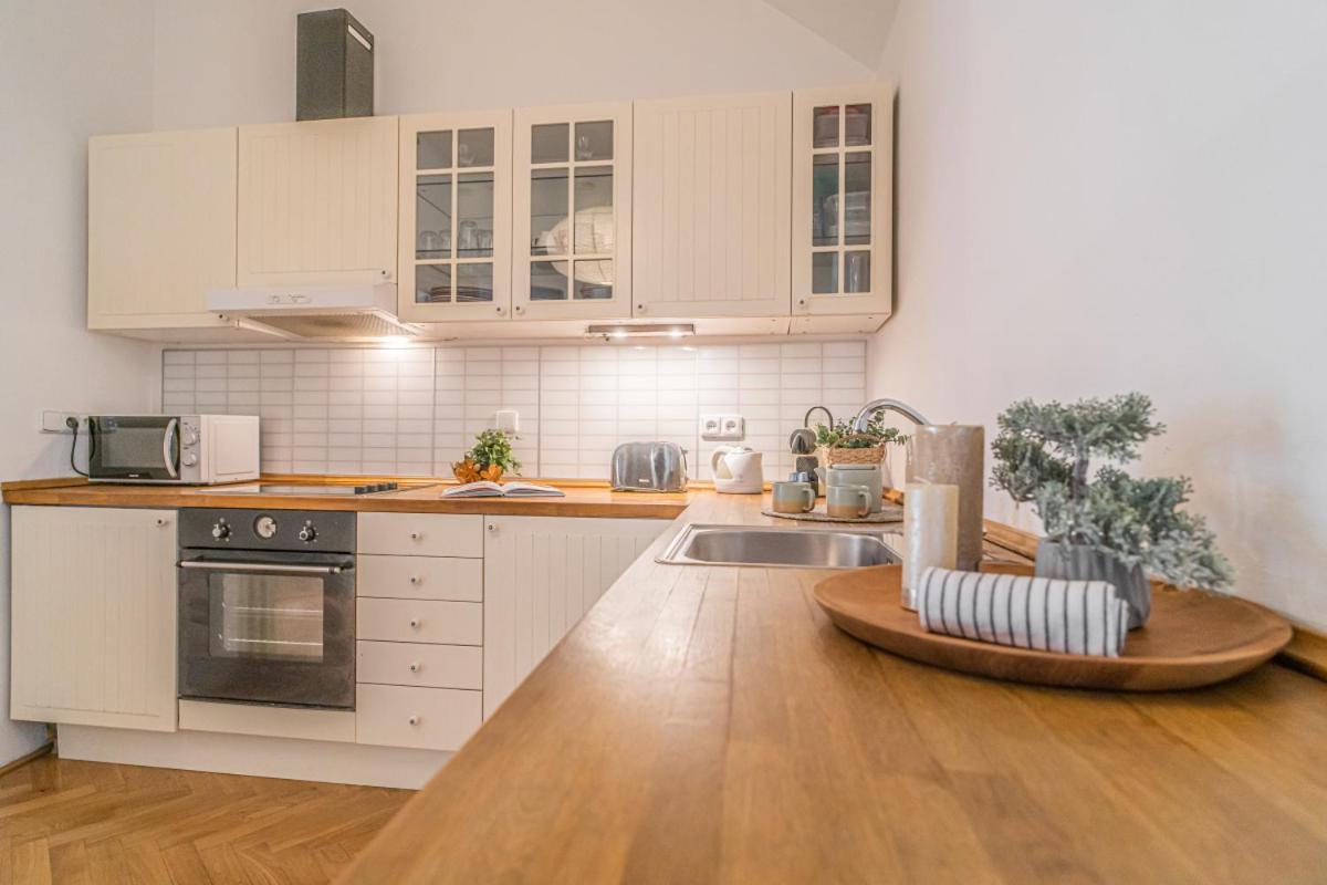 Apartmán Bright & Spacious At Mala Strana, Charles Bridge 3 Min Of Walk Praha Exteriér fotografie